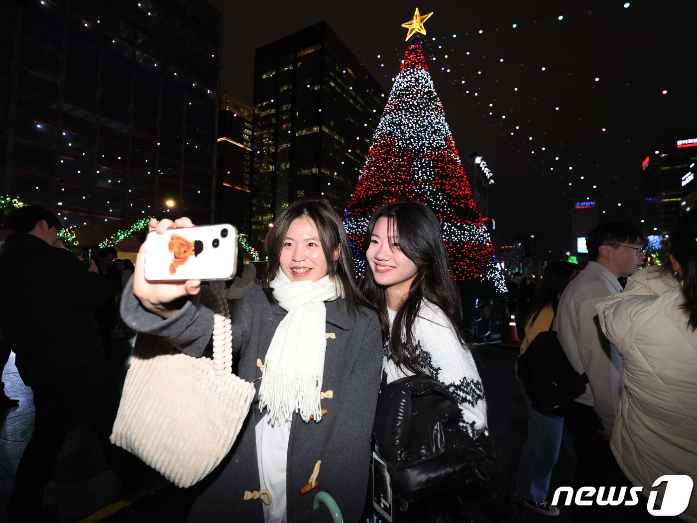 본문 이미지 - 15일 오후 서울 세종대로 광화문광장에서 열린 ‘2023 서울빛초롱축제’에서 시민들이 대형 미디어트리를 배경으로 셀카를 찍고 있다. 이번 행사는 이날 개막해 내년 1월 21일까지 38일간 진행된다. 2023.12.15/뉴스1 ⓒ News1 김진환 기자