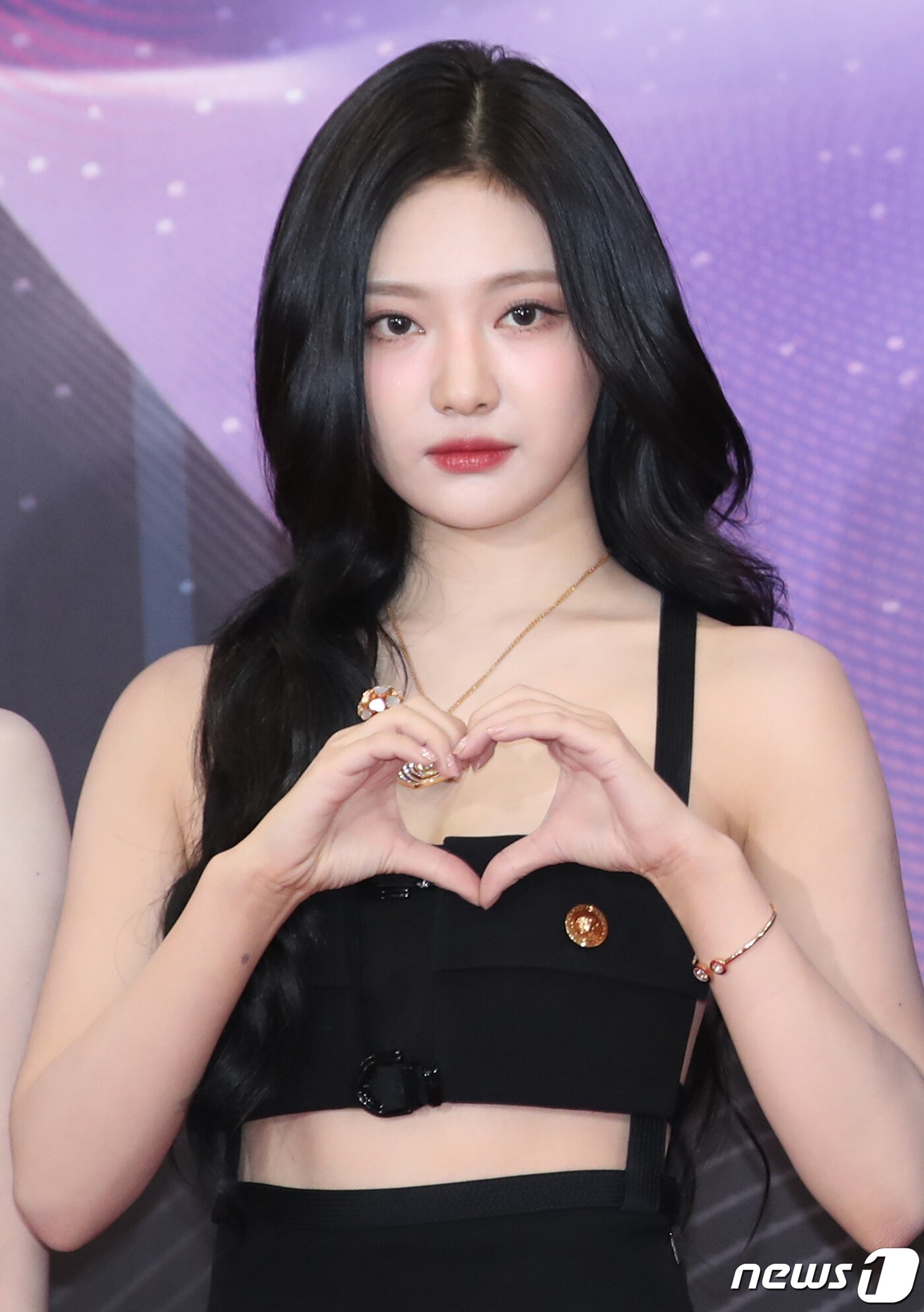 본문 이미지 - 에스파 닝닝이 15일 오후 서울 영등포구 KBS 신관에서 진행된 ‘2023 뮤직뱅크 글로벌 페스티벌’ 레드카펫 행사에서 하트를  그리고 있다. ⓒ News1 권현진 기자