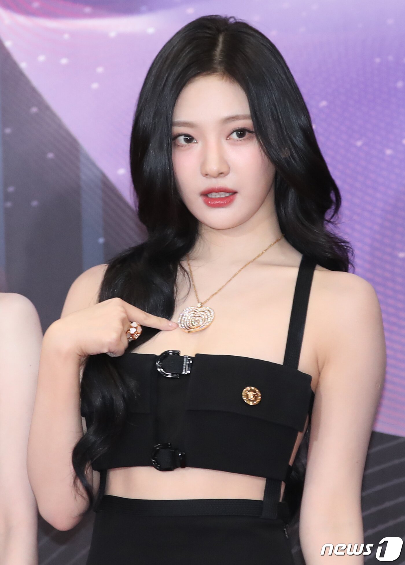 본문 이미지 - 에스파 닝닝이 15일 오후 서울 영등포구 KBS 신관에서 진행된 ‘2023 뮤직뱅크 글로벌 페스티벌’ 레드카펫 행사에서 포즈를 취하고 있다. ⓒ News1 권현진 기자