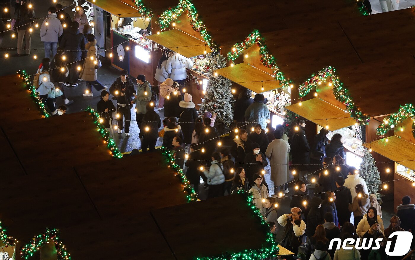 본문 이미지 - 15일 오후 서울 세종대로 광화문광장에서 열린 ‘2023 서울빛초롱축제’에서 시민들이 광장 마켓을 둘러보고 있다. 이번 행사는 이날 개막해 내년 1월 21일까지 38일간 진행된다. 2022.12.15/뉴스1 ⓒ News1 김진환 기자