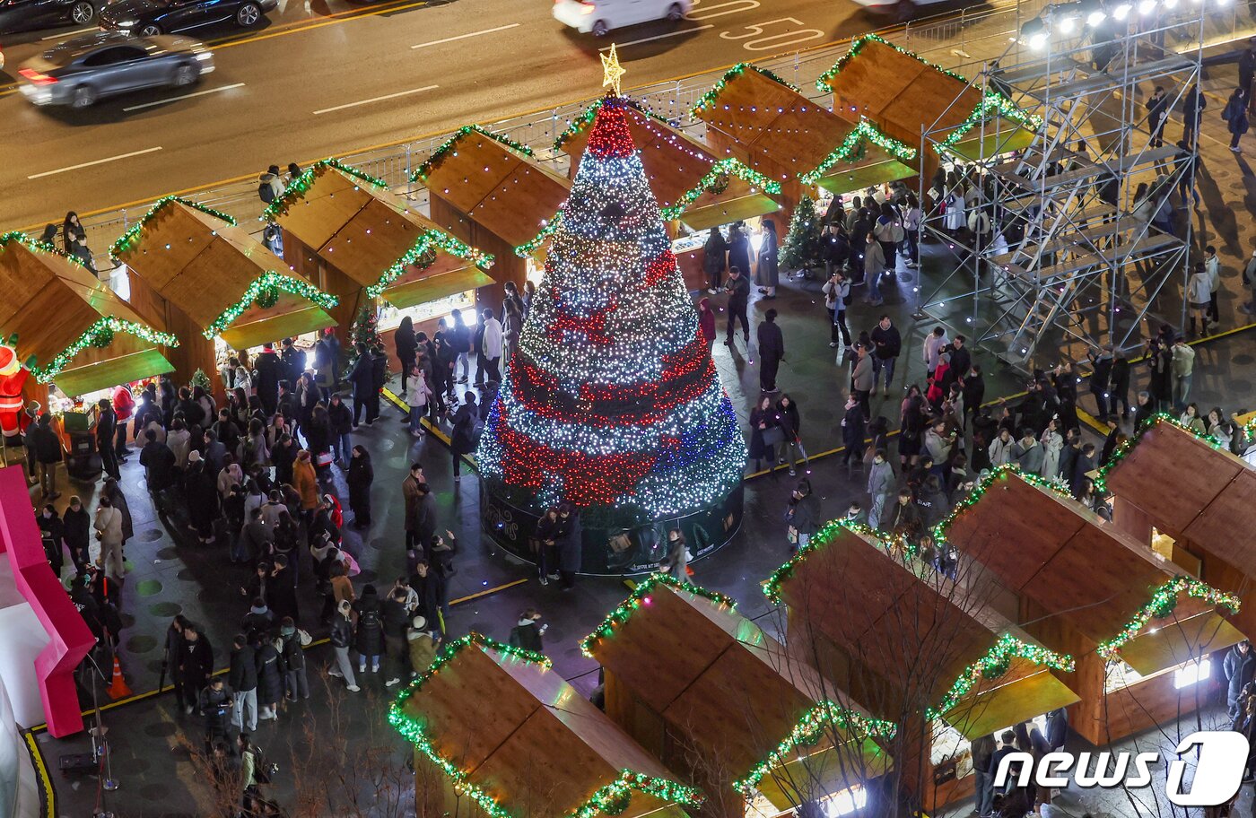 본문 이미지 - 15일 오후 서울 세종대로 광화문광장에서 열린 ‘2023 서울빛초롱축제’에서 대형 미디어트리가 설치되어 있다. 이번 행사는 이날 개막해 내년 1월 21일까지 38일간 진행된다. 2023.12.15/뉴스1 ⓒ News1 김진환 기자