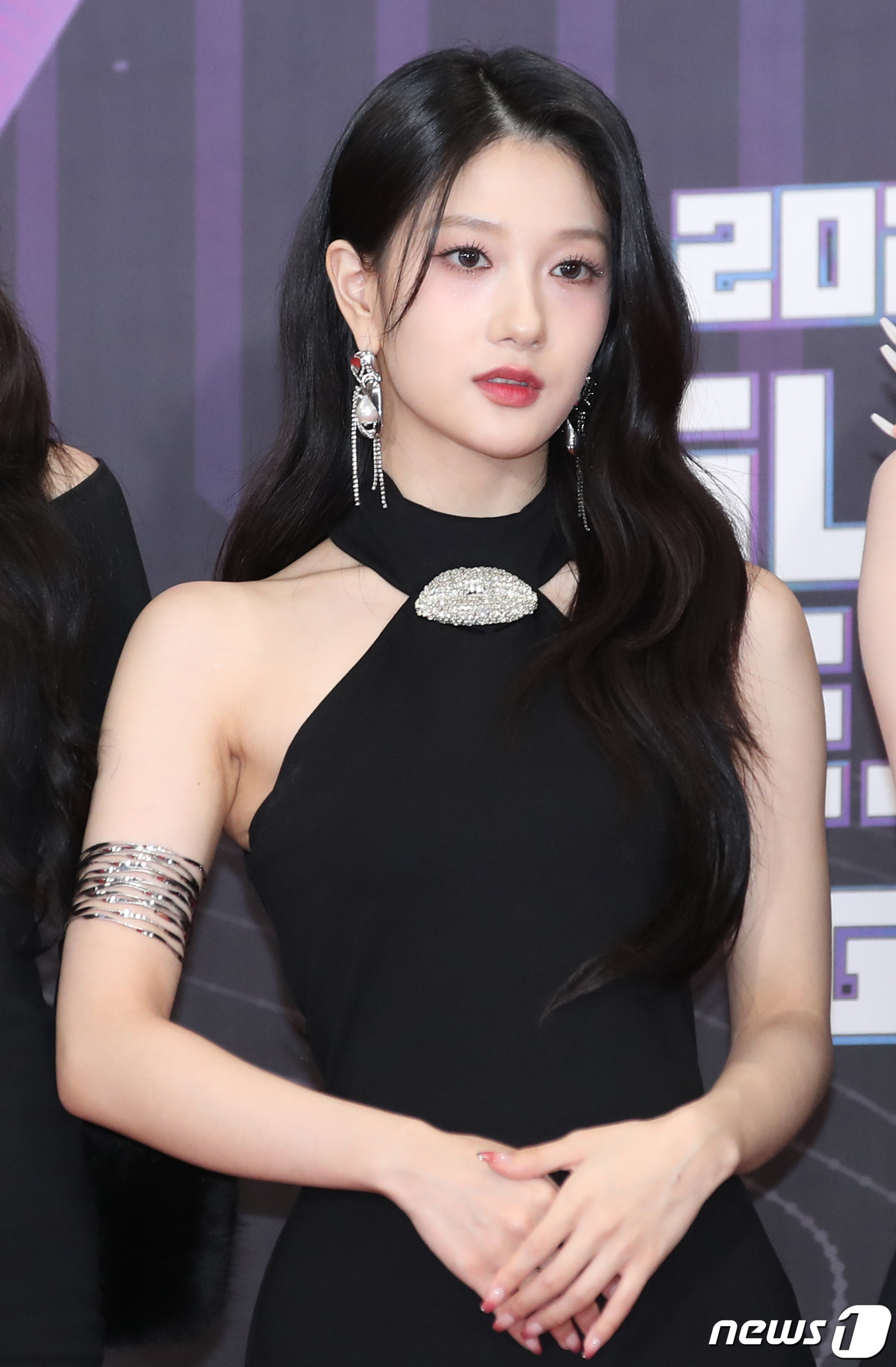 (서울=뉴스1) 권현진 기자 = 프로미스나인 이서연이 15일 오후 서울 영등포구 KBS 신관에서 진행된 ‘2023 뮤직뱅크 글로벌 페스티벌’ 레드카펫 행사에서 포즈를 취하고 있다. …