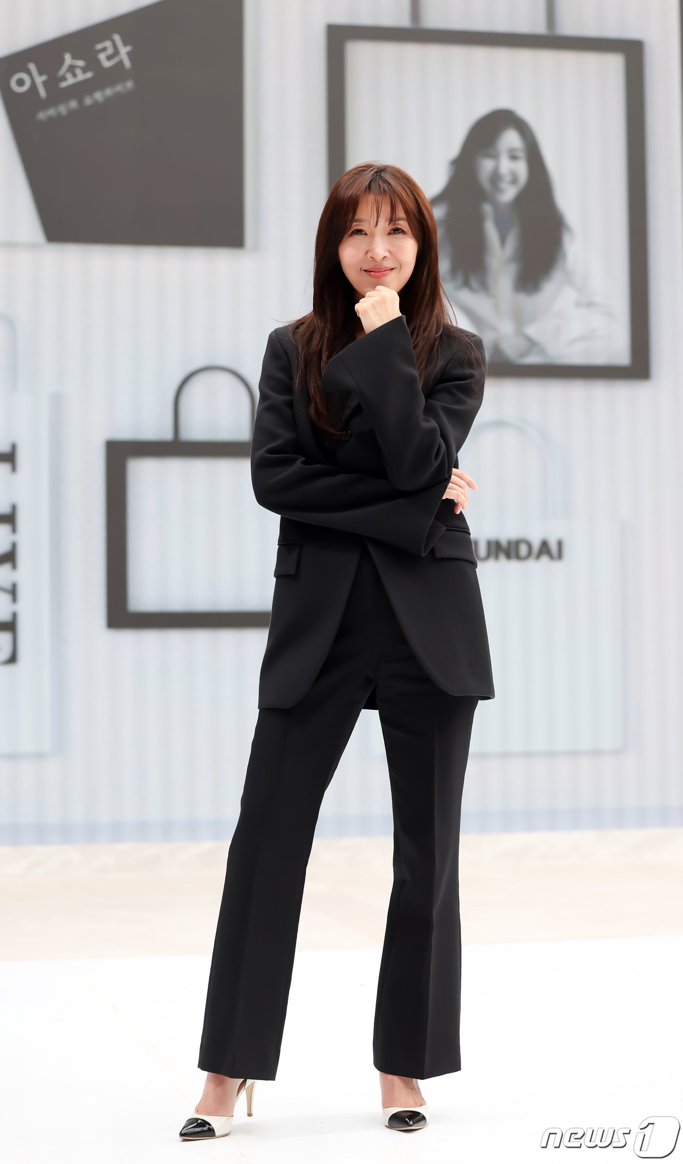 본문 이미지 - 쇼호스트 서아랑이 13일 오후 서울 강동구 천호동 현대홈쇼핑 본사에서 뉴스1과 인터뷰를 앞두고 포즈를 취하고 있다. 2023.12.13/뉴스1 ⓒ News1 김진환 기자