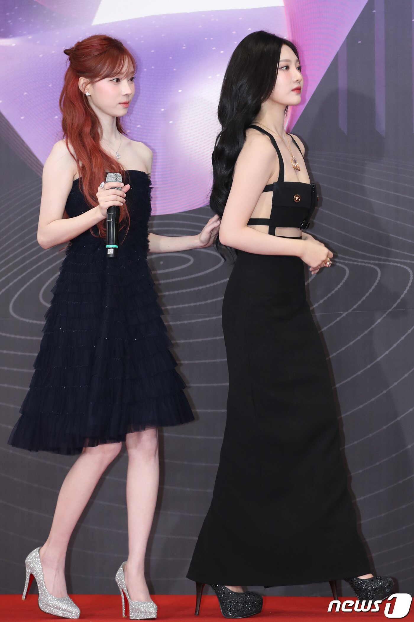 본문 이미지 - 에스파 윈터와 닝닝(오른쪽)이 15일 오후 서울 영등포구 KBS 신관에서 진행된 ‘2023 뮤직뱅크 글로벌 페스티벌’ 레드카펫 행사에 참석하고 있다. ⓒ News1 권현진 기자