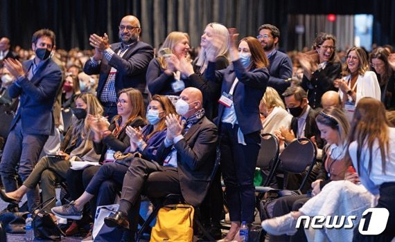 지난해 미국임상종양학회에 참여해 &#39;엔허투&#39; 임상 3상 발표를 들은 제약바이오 관계자들이 기립박수를 치고 있다.&#40;ASCO 제공&#41;/뉴스1 ⓒ News1