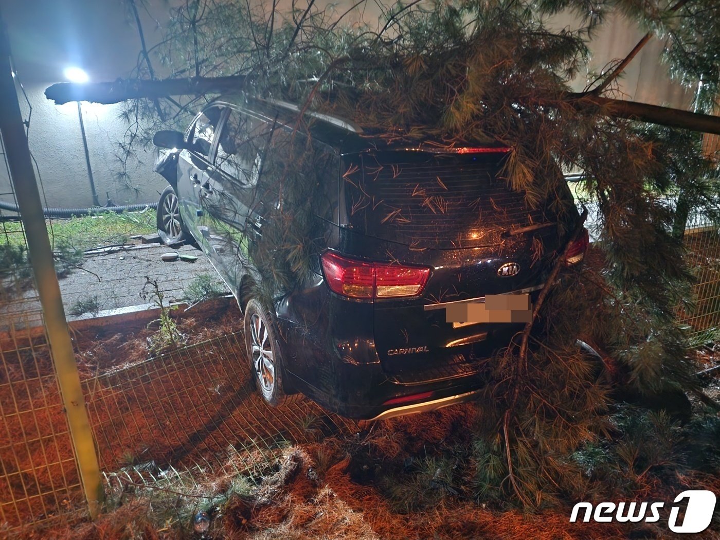 16일 오전 1시쯤 충북 청주시 흥덕구 옥산면에서 음주운전 차량이 공장 외벽을 들이받았다.&#40;독자 송영훈씨 제공&#41;.2023.12.16./뉴스1