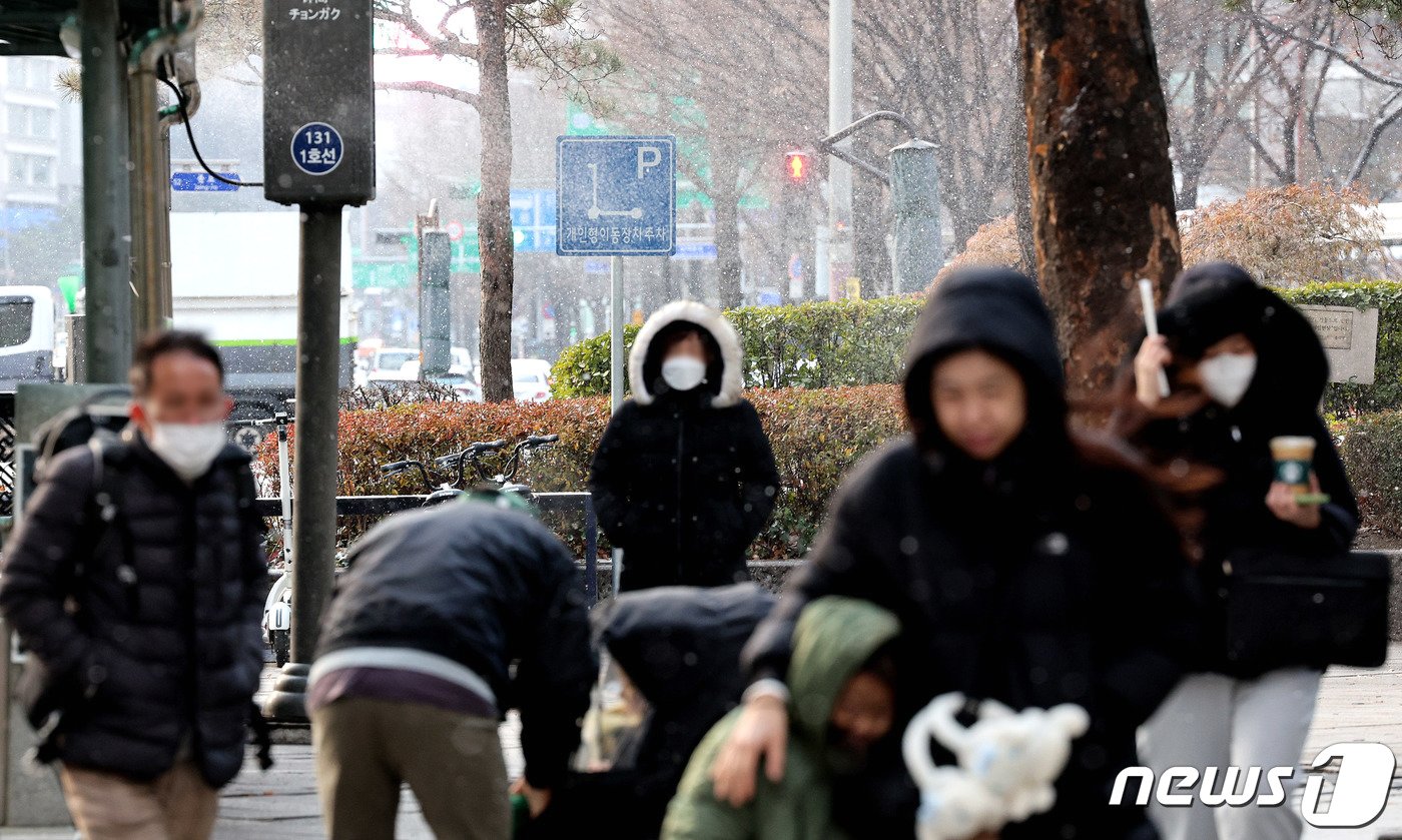 본문 이미지 - 밤사이 기온이 떨어지며 영하권 날씨를 보인 16일 오전 서울 종로구 종로에 눈이 내리고 있다. 기상청은 기온이 점차 떨어져 17일부터 영하10도 이하의 강추위가 이어질 것이라고 예보했다. 2023.12.16/뉴스1 ⓒ News1 장수영 기자