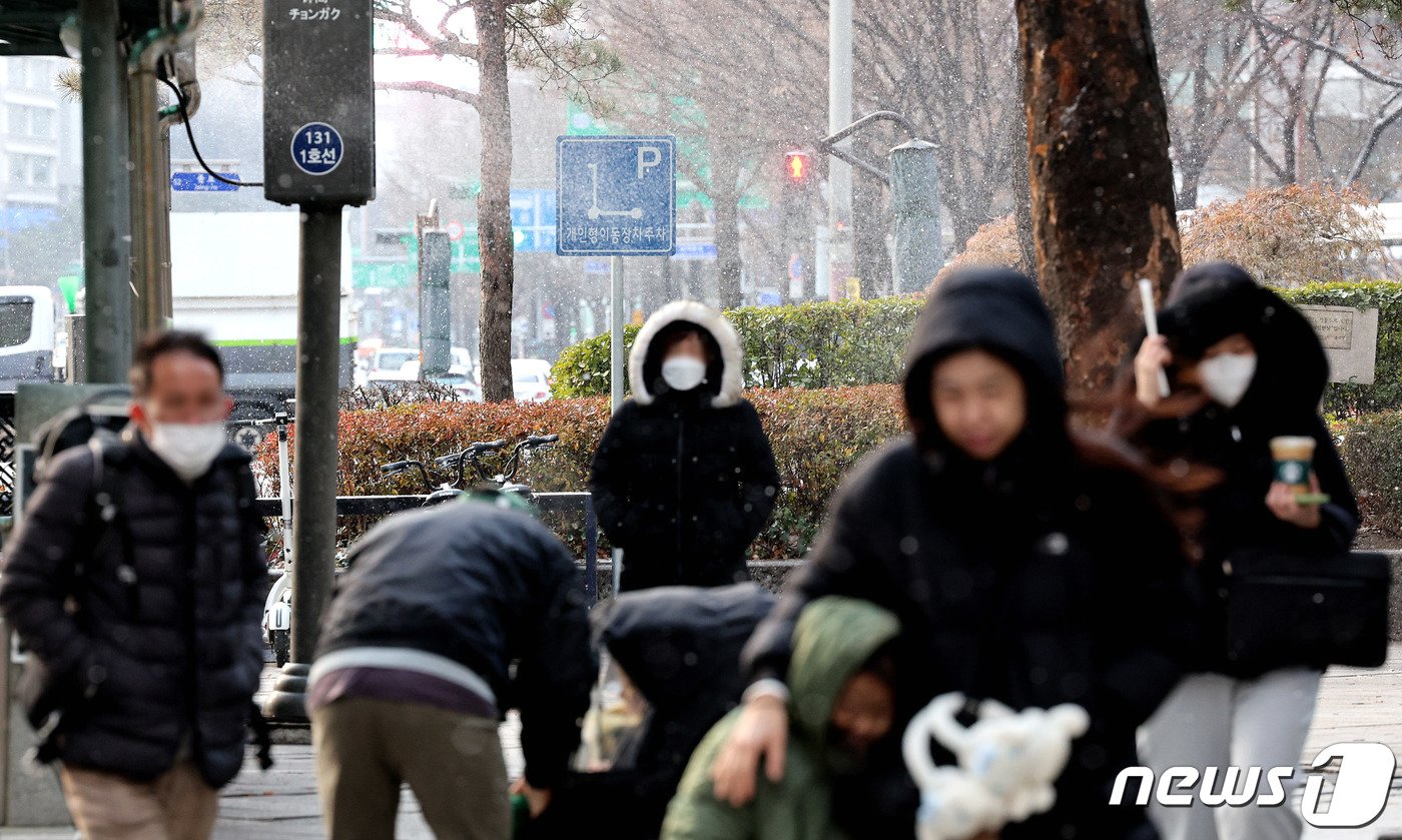 밤사이 기온이 떨어지며 영하권 날씨를 보인 16일 오전 서울 종로구 종로에 눈이 내리고 있다. 기상청은 기온이 점차 떨어져 17일부터 영하10도 이하의 강추위가 이어질 것이라고 예보했다. 2023.12.16/뉴스1 ⓒ News1 장수영 기자