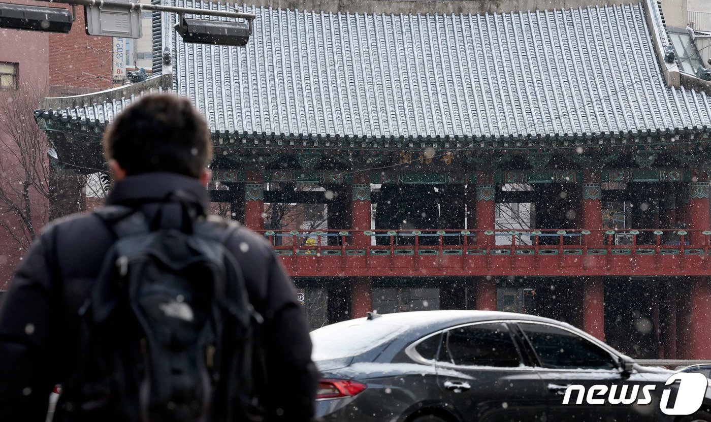 본문 이미지 - 밤사이 기온이 떨어지며 영하권 날씨를 보인 16일 오전 서울 종로구 종로에 눈이 내리고 있다. 기상청은 기온이 점차 떨어져 17일부터 영하10도 이하의 강추위가 이어질 것이라고 예보했다. 2023.12.16/뉴스1 ⓒ News1 장수영 기자