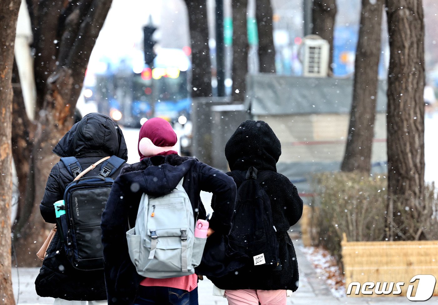 밤사이 기온이 떨어지며 영하권 날씨를 보인 16일 오전 서울 종로구 종로에 눈이 내리고 있다. 기상청은 기온이 점차 떨어져 17일부터 영하10도 이하의 강추위가 이어질 것이라고 예보했다. 2023.12.16/뉴스1 ⓒ News1 장수영 기자