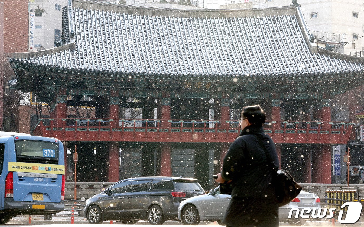 본문 이미지 - 밤사이 기온이 떨어지며 영하권 날씨를 보인 16일 오전 서울 종로구 종로에 눈이 내리고 있다. 기상청은 기온이 점차 떨어져 17일부터 영하10도 이하의 강추위가 이어질 것이라고 예보했다. 2023.12.16/뉴스1 ⓒ News1 장수영 기자