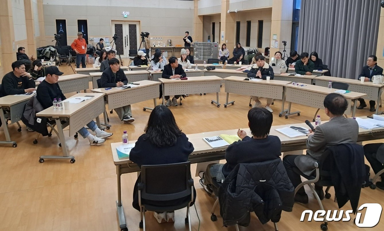 본문 이미지 - 16일 충남 금산군 진산애행복누리마을에서 ‘2023 지방소멸 대응 청년 인구리더 워크숍’ 종합토론회가 열려 지역 청년들이 의견을 나누고 있다. 2023.12.16 /뉴스1 ⓒNews1 최일 기자 