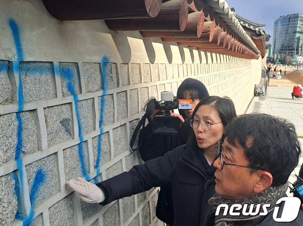 본문 이미지 - 최응천 문화재청장이 16일 오후 서울 종로구 경복궁에서 스프레이 낙서로 훼손된 담장을 살펴보고 있다. (문화재청 제공) 2023.12.16/뉴스1 ⓒ News1 장수영 기자