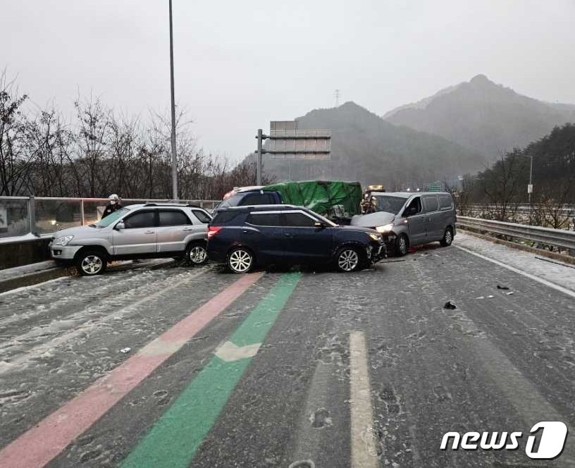 지난 15일 오전 7시47분쯤 강원 인제군 인제읍 상남면 하남리 서울양양고속도로 내린천휴게소 진입 150m 전 부근에서 차량 5중 추돌사고가 발생했다. 이 사고로 7명이 다쳐 인근 병원으로 이송됐다.&#40;강원도솝아본부 제공&#41;/뉴스1