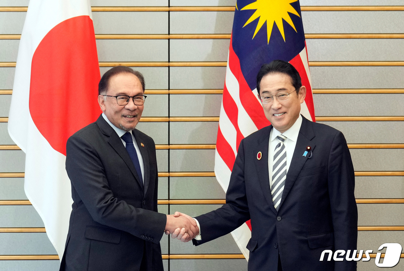 (도쿄 로이터=뉴스1) 김민수 기자 = 16일 기시다 후미오 일본 총리가 도쿄 총리 관저에서 안와르 이브라힘 말레이시아 총리와 회담을 시작하면서 악수하고 있다. 2023.12.16 …