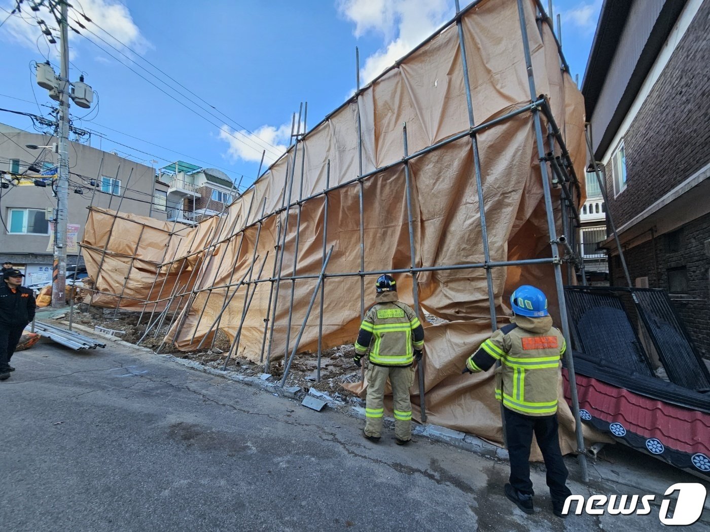 16일 오후 2시57분께 인천 계양구 계산동에서 강한 바람으로 한 공사현장의 안전펜스가 흔들려 무너질 것 같다는 신고가 접수돼 현장에 출동한 소방대원들이 안전조치를 하고 있다. &#40;인천소방본부제공&#41; 2023.12.16/뉴스1 ⓒ News1 이시명 기자