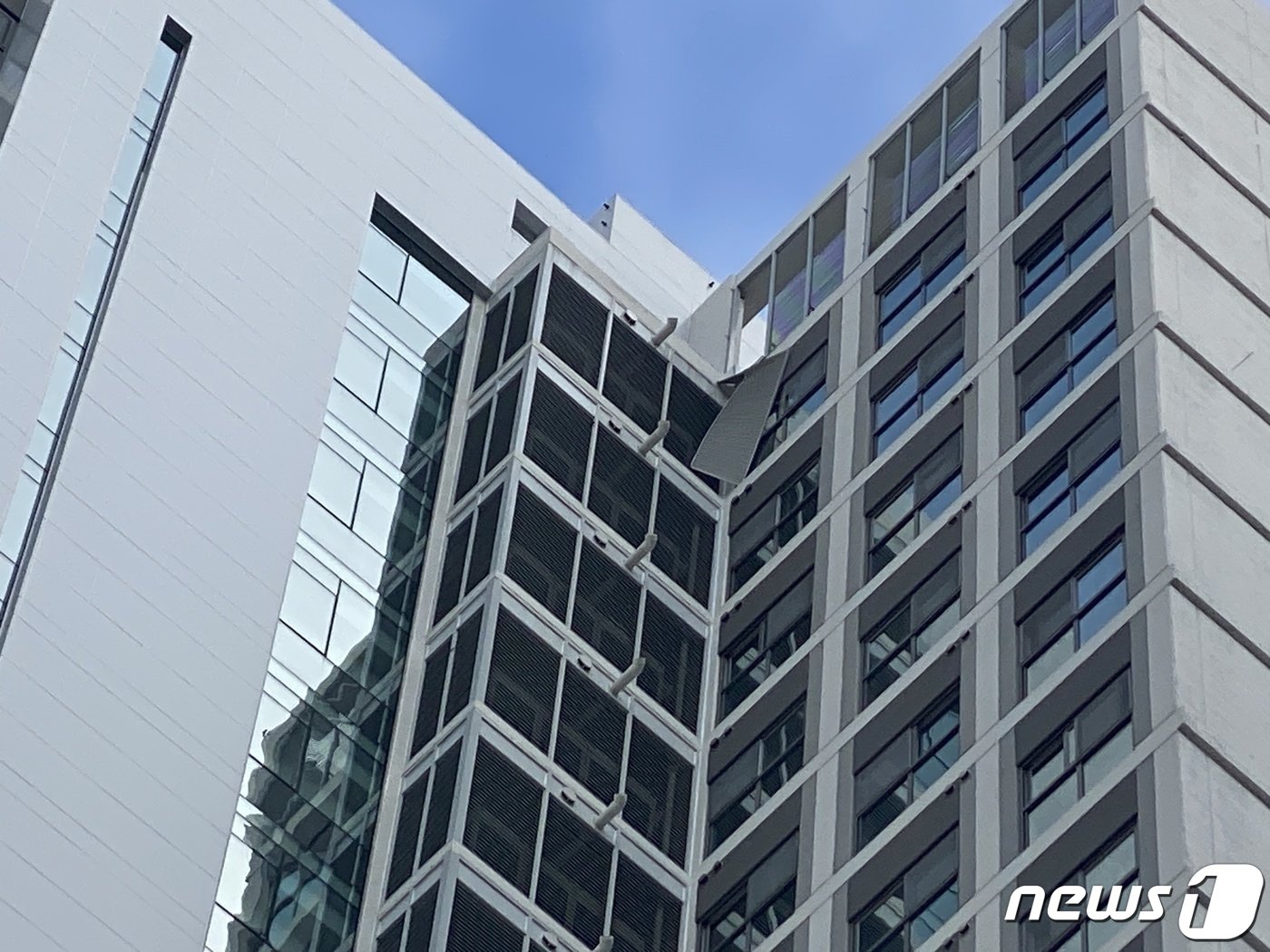 본문 이미지 - 16일 오후 1시34분께 인천 중구 중산동에서 강한 바람으로 한 공사현장 옥상 구조물이 추락할 것 같다는 신고가 접수됐다.(인천소방본부제공) 2023.12.16 /뉴스1