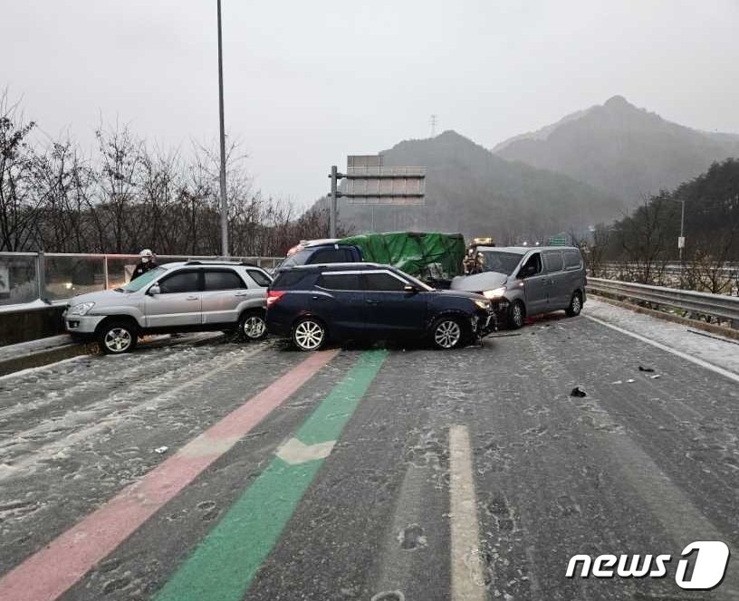 본문 이미지 - 지난 15일 오전 7시47분쯤 강원 인제군 인제읍 상남면 하남리 서울양양고속도로 내린천휴게소 진입 150m 전 부근에서 차량 5중 추돌사고가 발생했다. 이 사고로 7명이 다쳐 인근 병원으로 이송됐다.(강원도소방본부 제공)/뉴스1