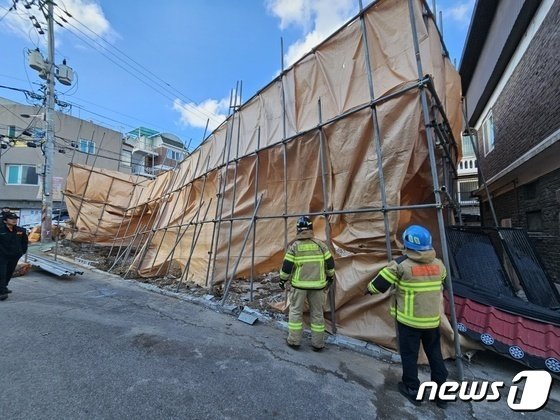 본문 이미지 - 16일 오후 2시57분쯤 인천 계양구 계산동에서 강한 바람으로 한 공사현장의 안전펜스가 흔들려 무너질 것 같다는 신고가 접수돼 현장에 출동한 소방대원들이 안전조치를 하고 있다.(인천소방본부제공) /뉴스1