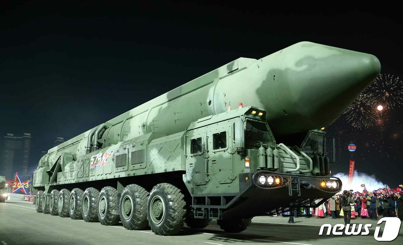 본문 이미지 - (평양 노동신문=뉴스1) = 북한 대륙간탄도미사일(ICBM) '화성-18형'. [국내에서만 사용가능. 재배포 금지. DB 금지. For Use Only in the Republic of Korea. Redistribution Prohibited] rodongphoto@news1.kr