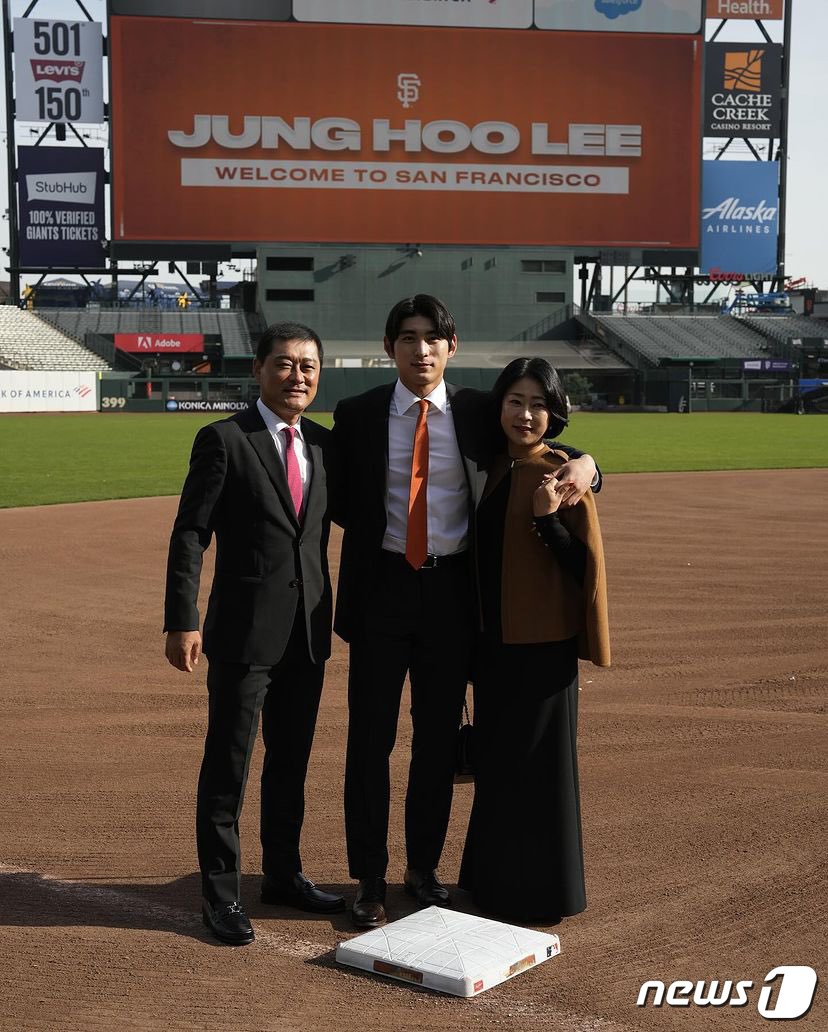 본문 이미지 - 메이저리그(MLB) 샌프란시스코 자이언츠의 유니폼을 입은 이정후가 15일(현지시간) 미국 캘리포니아주 오라클파크에서 열린 입단식에서 아버지 이종범 전 LG트윈스 코치, 어머니 정현희씨와 함께 기념촬영을 하고 있다. (샌프란시스코 자이언츠 SNS)2023.12.17/뉴스1