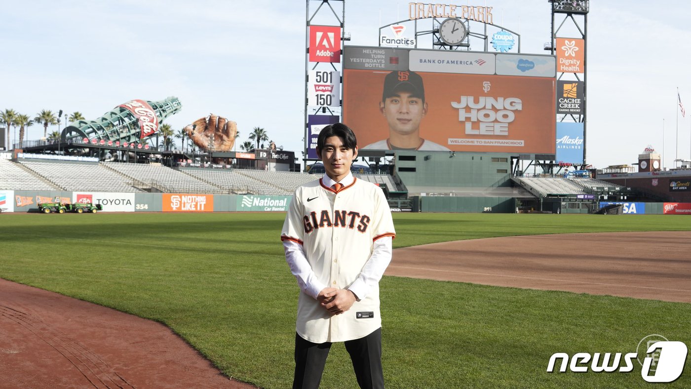 메이저리그&#40;MLB&#41; 샌프란시스코 자이언츠의 유니폼을 입은 이정후가 15일&#40;현지시간&#41; 미국 캘리포니아주 오라클파크에서 열린 입단식에서 기념촬영을 하고 있다. &#40;샌프란시스코 자이언츠 SNS&#41;2023.12.17/뉴스1