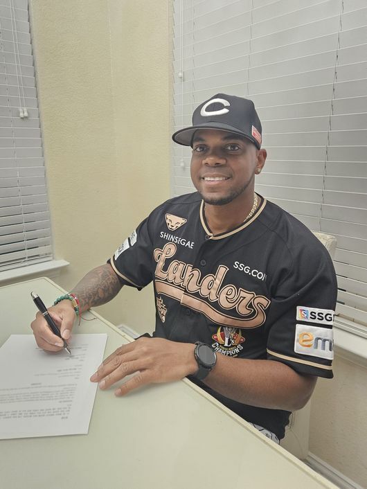 본문 이미지 -   재계약을 체결한 로에니스 엘리아스. (SSG 랜더스 제공)