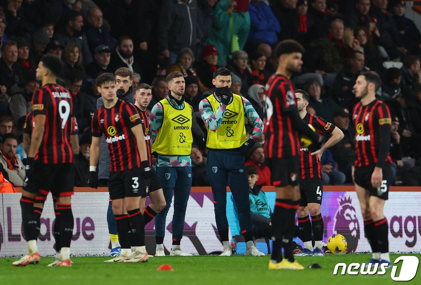 본문 이미지 - 심장마비로 쓰러진 로키어를 걱정스럽게 쳐다보고 있는 본머스 선수들. ⓒ 로이터=뉴스1