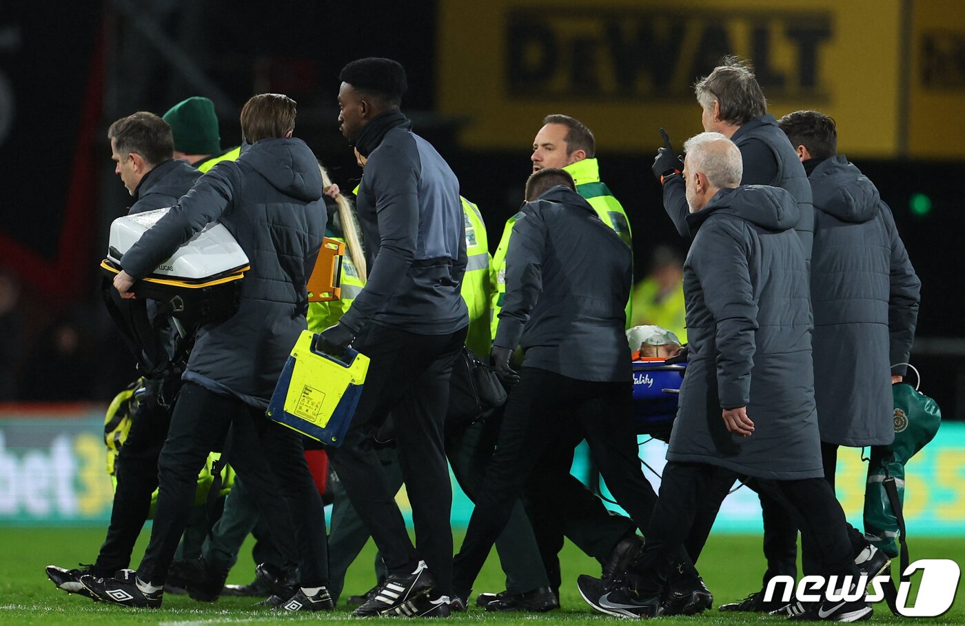 본문 이미지 - 심장마비로 갑작스럽게 쓰러진 로키어. ⓒ 로이터=뉴스1