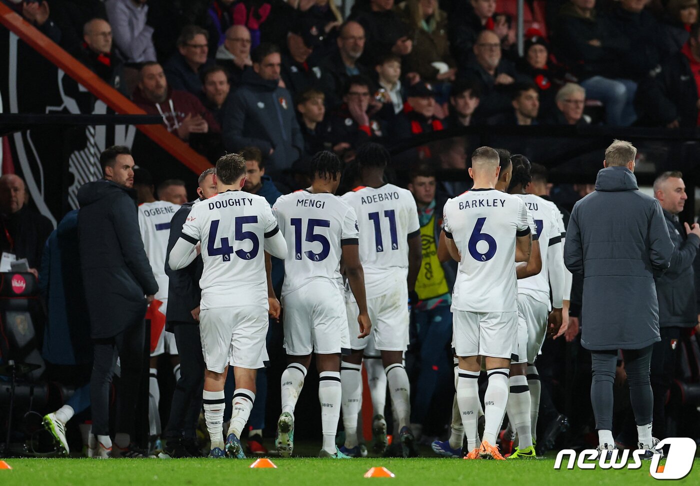 본문 이미지 - 루턴타운-본머스전이 경기 중 발생한 응급사태로 취소됐다. ⓒ 로이터=뉴스1