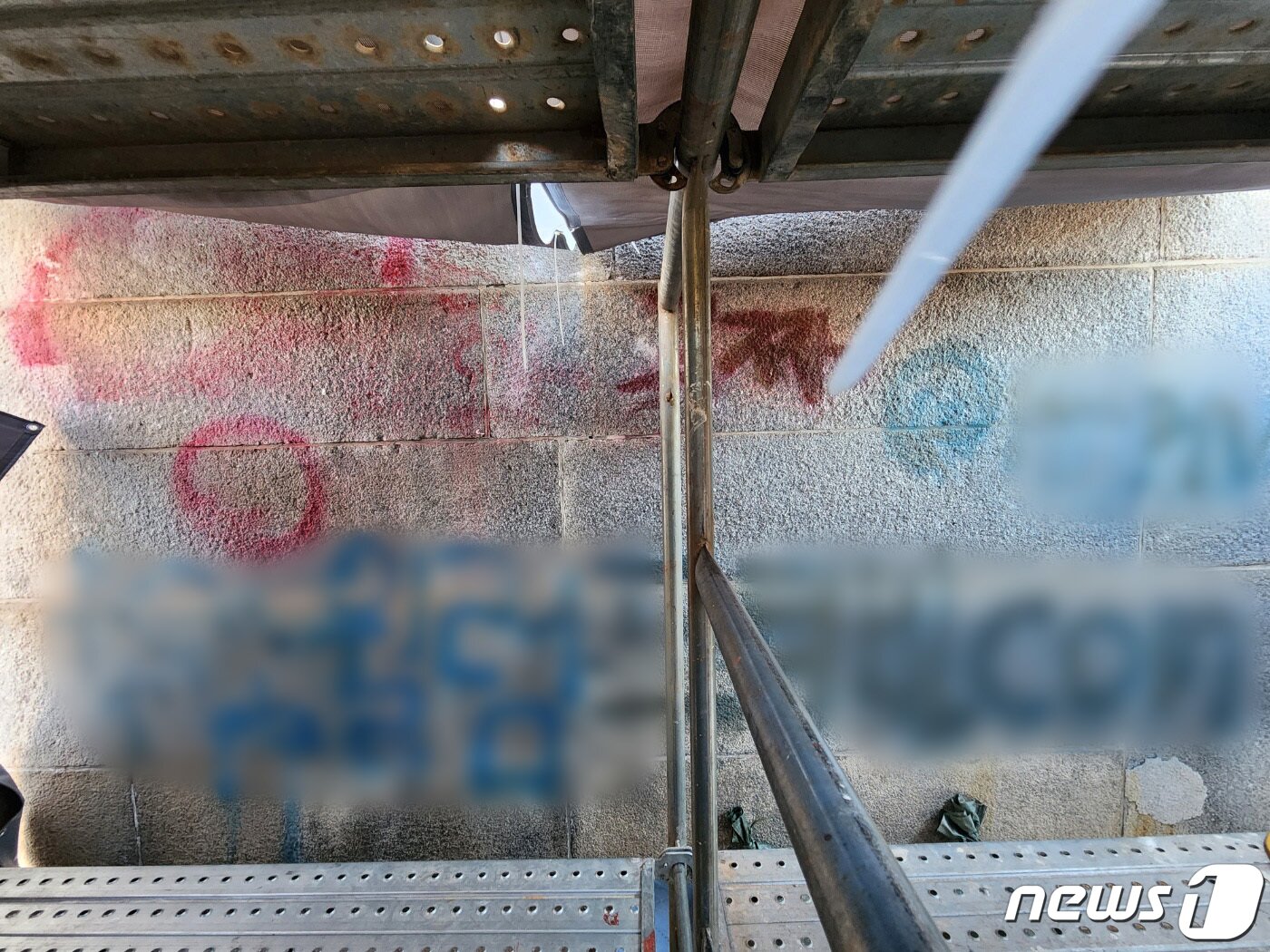 본문 이미지 - 2023년 12월 17일 서울 종로구 경복궁 영추문 입구 벽이 낙서로 훼손돼있다. 2023.12.17./뉴스1 ⓒ News1 박세연 기자