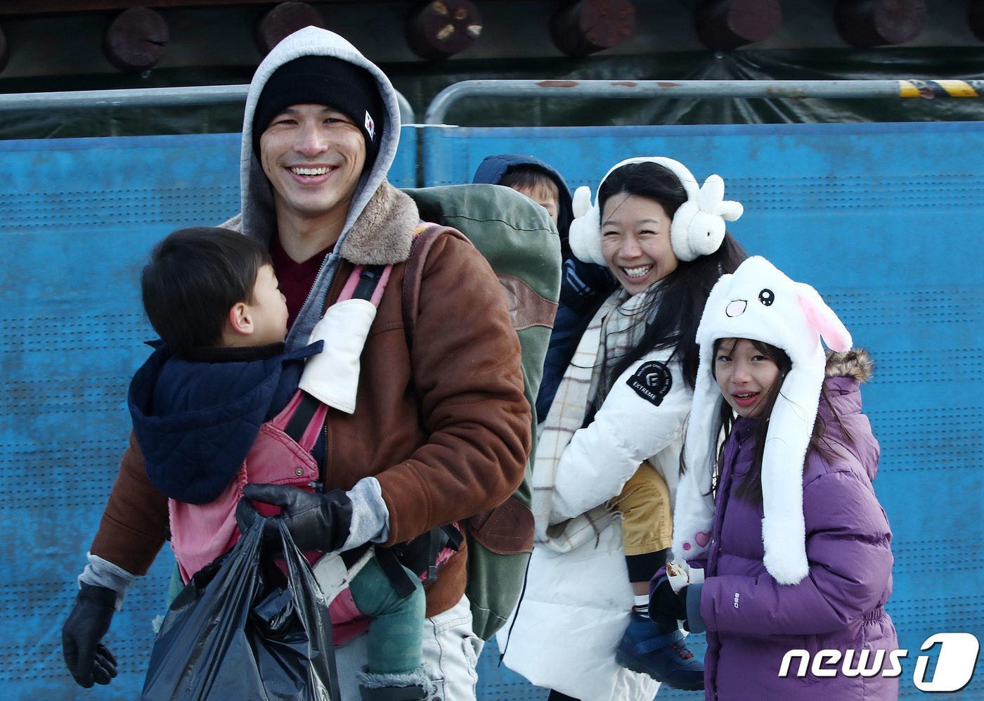 본문 이미지 - 서울의 아침 기온이 영하 12도로 올겨울 들어 가장 추운 날씨를 기록한 17일 서울 종로구 경복궁에서 두터운 옷차림의 관광객들이 발걸음을 재촉하고 있다. 2023.12.17/뉴스1 ⓒ News1 박세연 기자