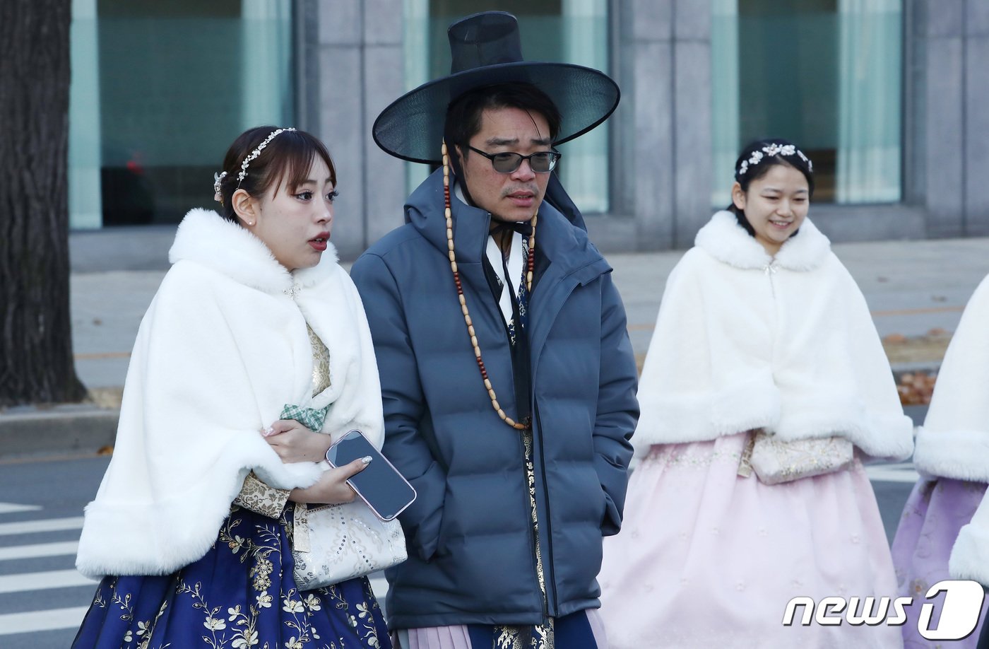 본문 이미지 - 서울의 아침 기온이 영하 12도로 올겨울 들어 가장 추운 날씨를 기록한 17일 서울 종로구 경복궁에서 두터운 옷차림의 외국인 관광객들이 발걸음을 재촉하고 있다. 2023.12.17/뉴스1 ⓒ News1 박세연 기자