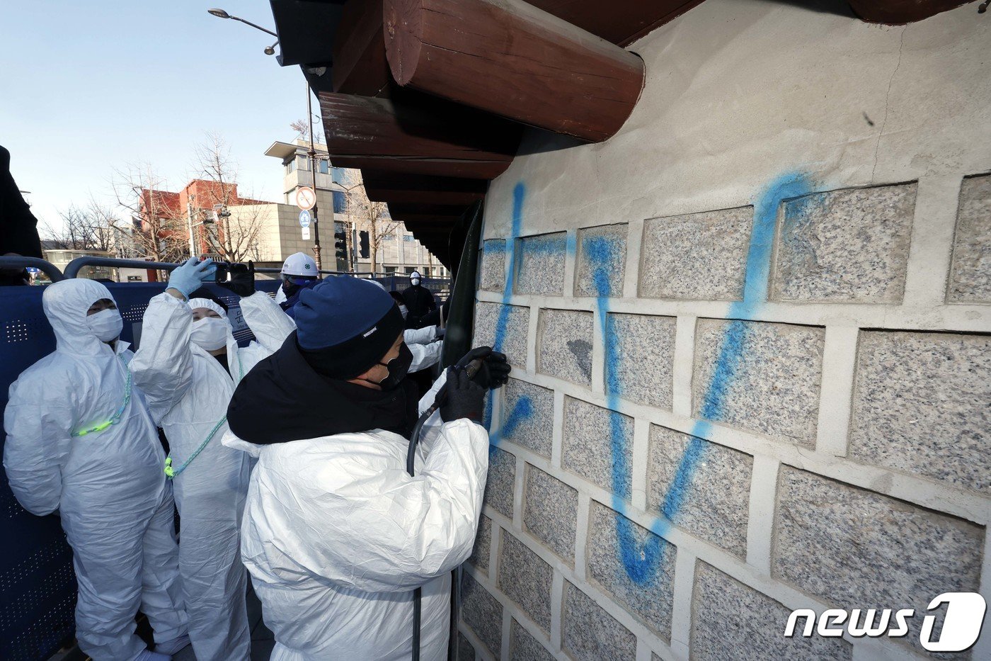 본문 이미지 - 문화재청 관계자들이 17일 오전 서울 종로구 경복궁 서쪽 담장에 새겨진 낙서 제거작업을 하고 있다. (공동취재)2023.12.17./뉴스1 ⓒ News1 박세연 기자