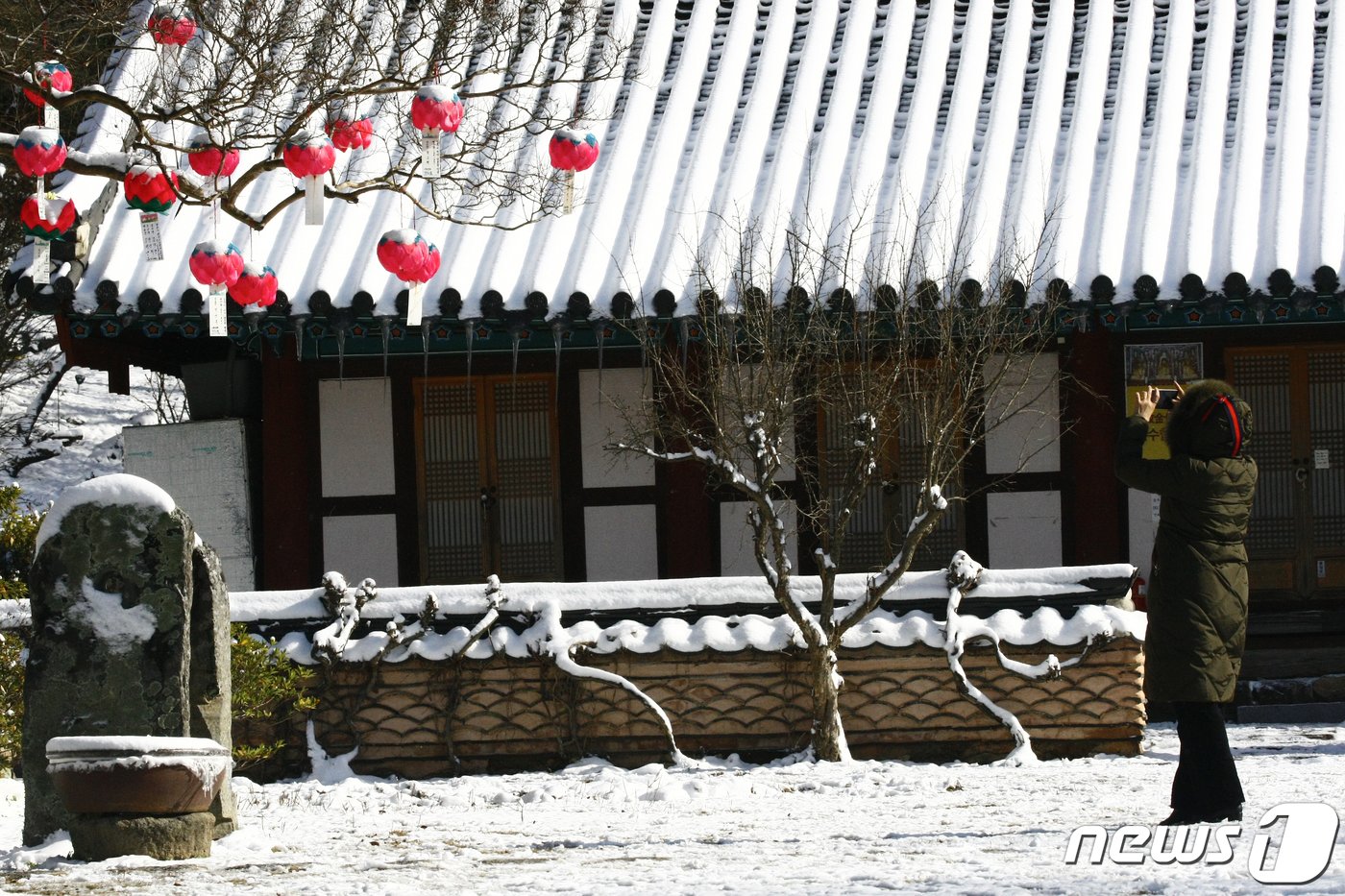 17일  화순 만연사에는 신도들이 눈쌓인 소원등을 찍고 있다. 2023.12.17/뉴스1 ⓒ News1 김태성 기자