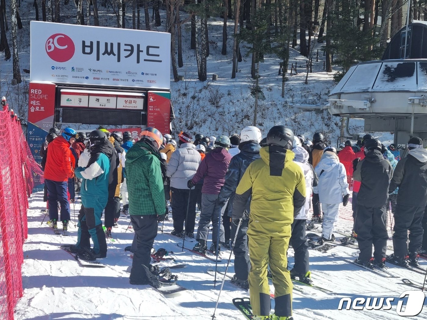 용평리조트 스키장서 리프트 기다리는 스키어들 자료사진.