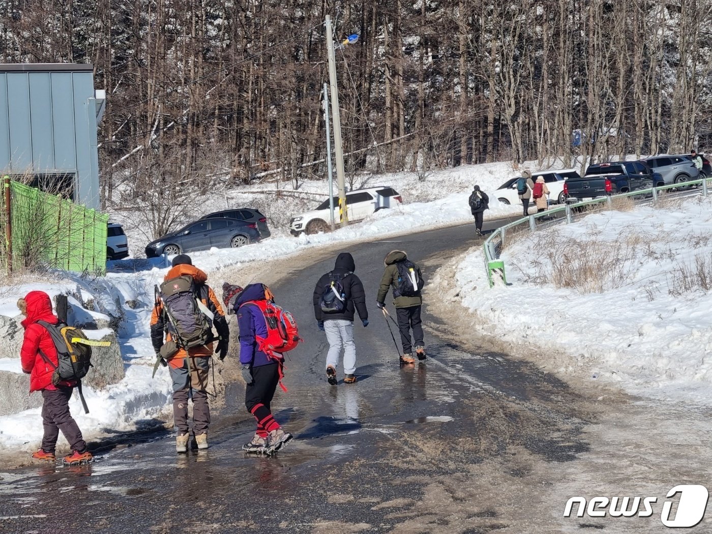 강원 산간을 중심으로 한파경보가 내려진 17일 평창군 대관령면 대관령마을 휴게소 인근에서 등산객들이 겨울 산을 오르기 위해 나서고 있다. 2023.12.17/뉴스1 ⓒ News1 윤왕근 기자