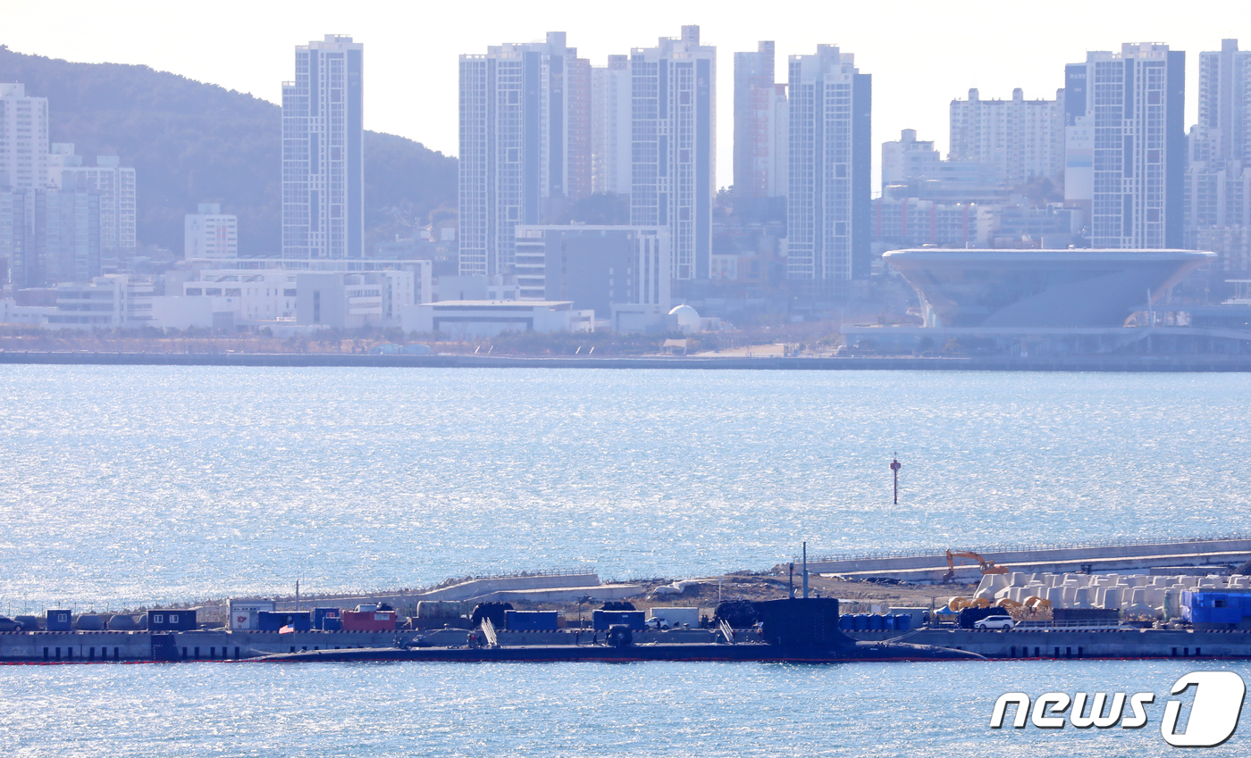 (부산=뉴스1) 윤일지 기자 = 북한의 대륙간탄도미사일(ICBM) 발사 가능성이 고조된 가운데 미국 해군 버지니아급 핵잠수함 '미주리함'(SSN-780)이 17일 부산 남구 해군작 …