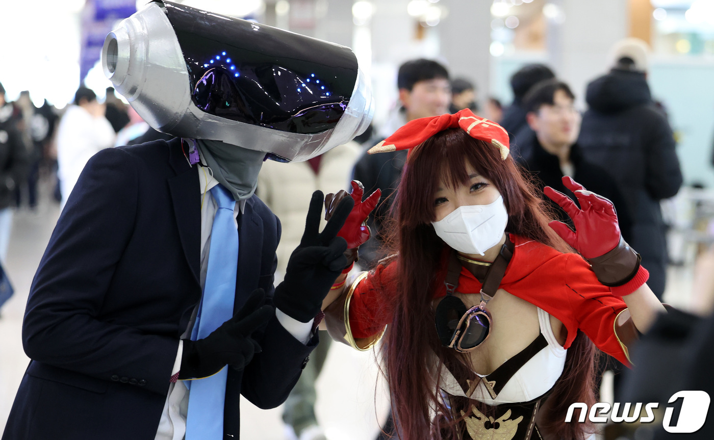 (고양=뉴스1) 김성진 기자 = 17일 경기 고양시 일산서구 킨텍스에서 열린 코믹월드 2023 WINTER에서 코스프레를 한 모델들이 기념촬영을 하고 있다. 2023.12.17/뉴 …