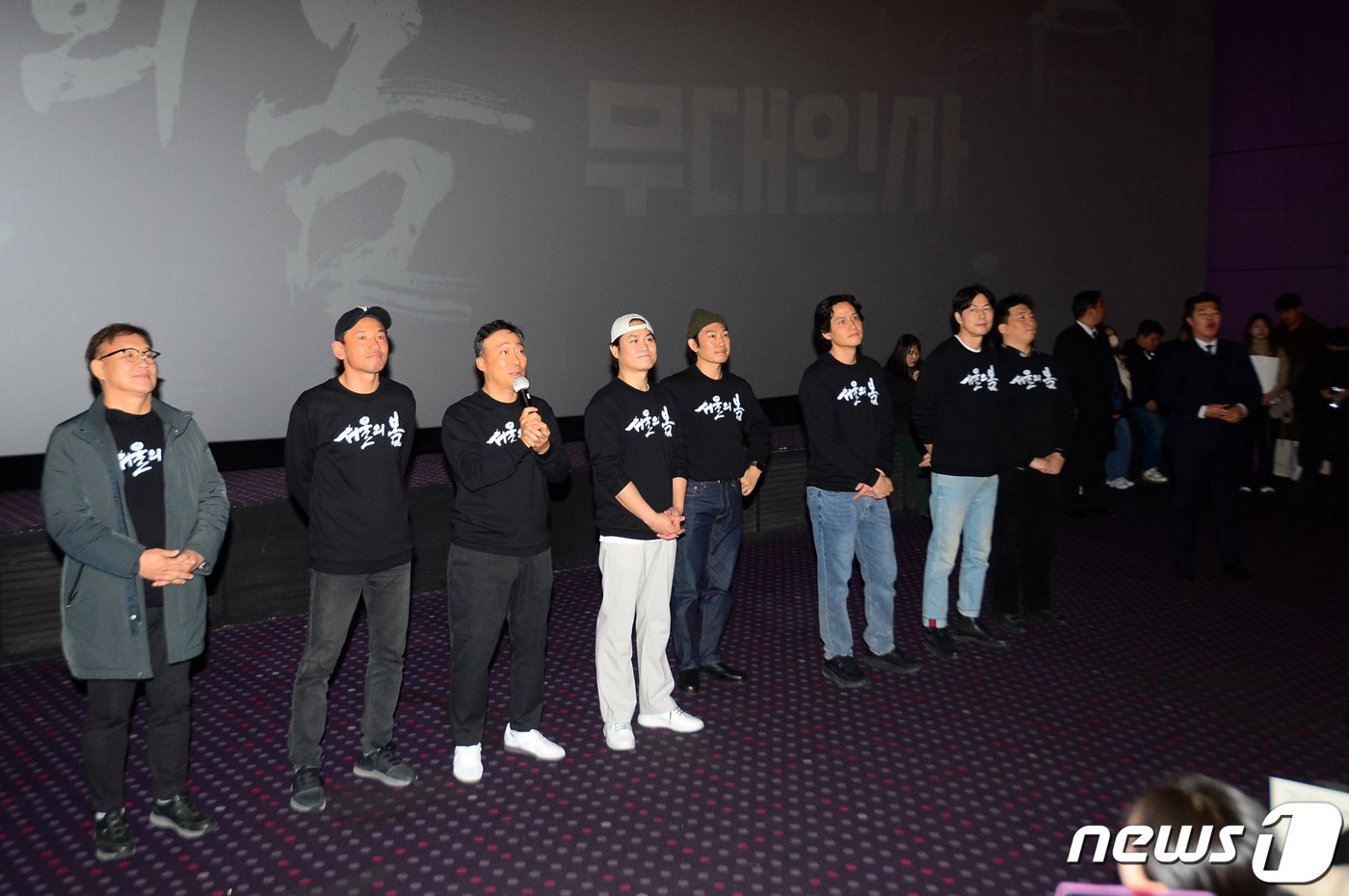 본문 이미지 - 영화 '서울의 봄' 감독과 출연진이 17일 오후 광주 서구 CGV 광주터미널점에서 관객들께 무대인사를 하고 있다.  2023.12.17/뉴스1 ⓒ News1 이승현 기자