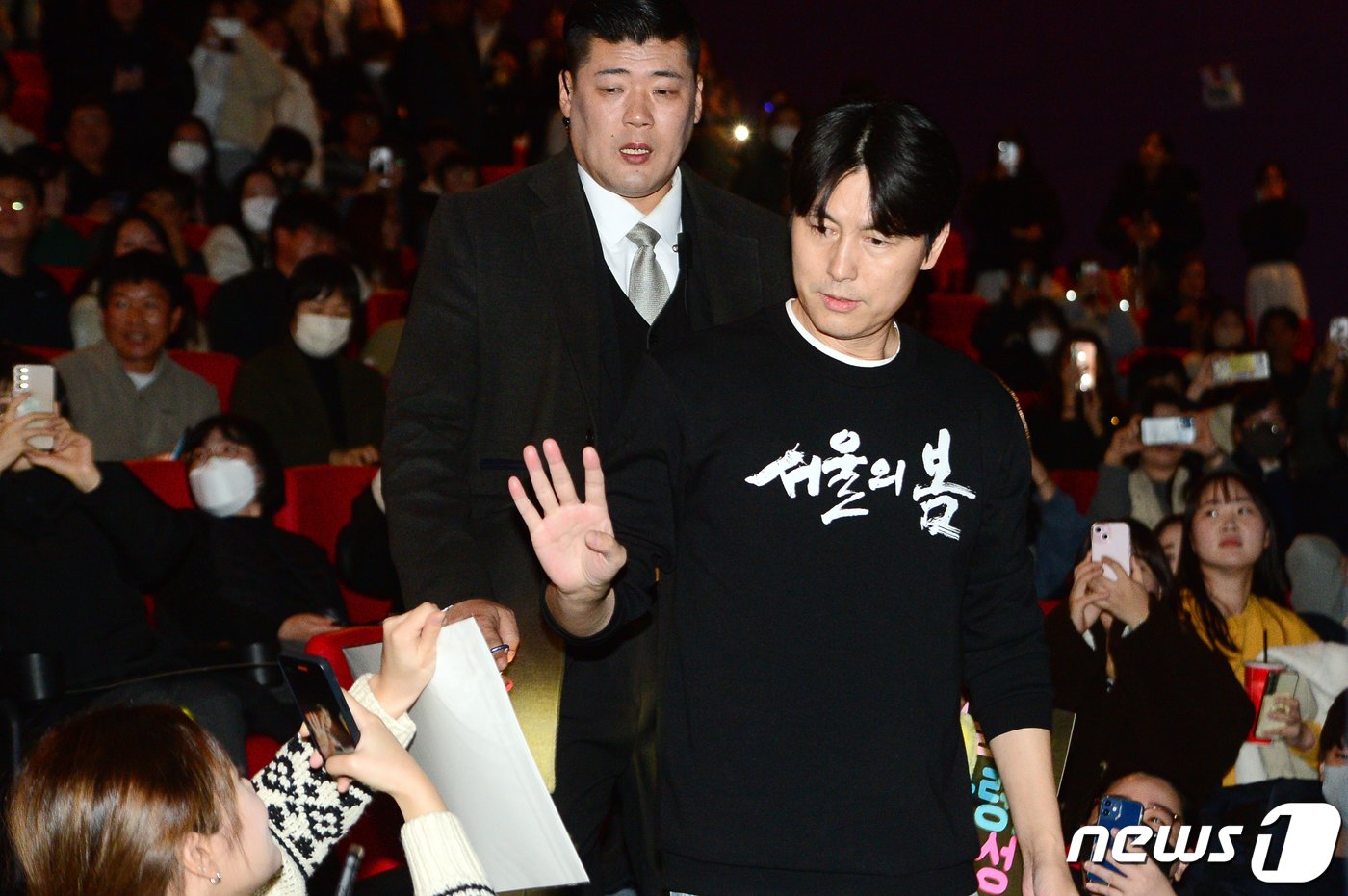 본문 이미지 - 배우 정우성이 17일 오후 광주 서구 CGV 광주터미널점에서 열린 영화 '서울의 봄' 무대인사에 참석해 팬들에게 인사를 하고 있다. 정우성은 극중 전두광 보안사령관의 반란군에 맞선 이태신 수도경비사령관 역을 맡았다. 2023.12.17/뉴스1 ⓒ News1 이승현 기자