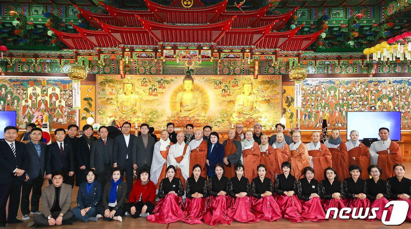 16일 오후 용인 호국선봉사에서 열린 ‘2023년 용인시 불교연합회 송년 법회’ 참석자들이 기념촬영을 하고 있는 모습.&#40;용인시 제공&#41;