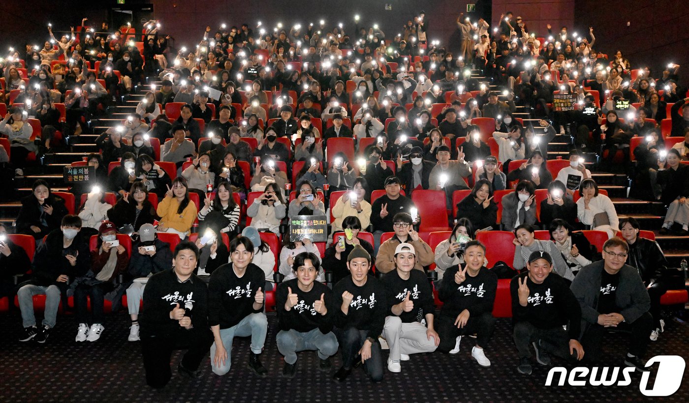 본문 이미지 - 영화 '서울의 봄' 김성수 감독, 배우 황정민, 정우성, 이성민, 박해준, 안세호 등이 17일 오후 광주 서구 CGV 광주터미널점에서 무대인사를 마친 후 팬들과 기념사진을 찍고 있다. 영화 '서울의 봄'은 1979년 일어난 12·12 군사 쿠데타를 소재로 정권을 탈취하려는 보안사령관 전두광(황정민 분)과 그에 맞서 서울을 사수하려는 수도경비사령관 이태신(정우성 분)의 긴박한 9시간을 그린 영화다. 2023.12.17/뉴스1 ⓒ News1 이승현 기자