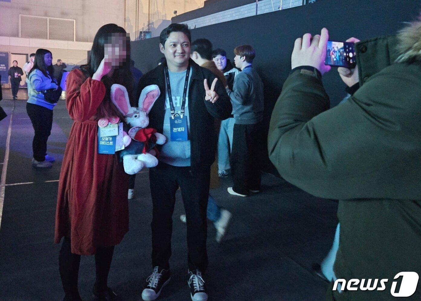 본문 이미지 - 안두현 작곡가가 17일 로스트아크 팬 페스타·윈터 쇼케이스에서 유저(모험가)와 기념사진을 촬영하는 모습 2023.12.17/뉴스1 ⓒ News1 박소은 기자