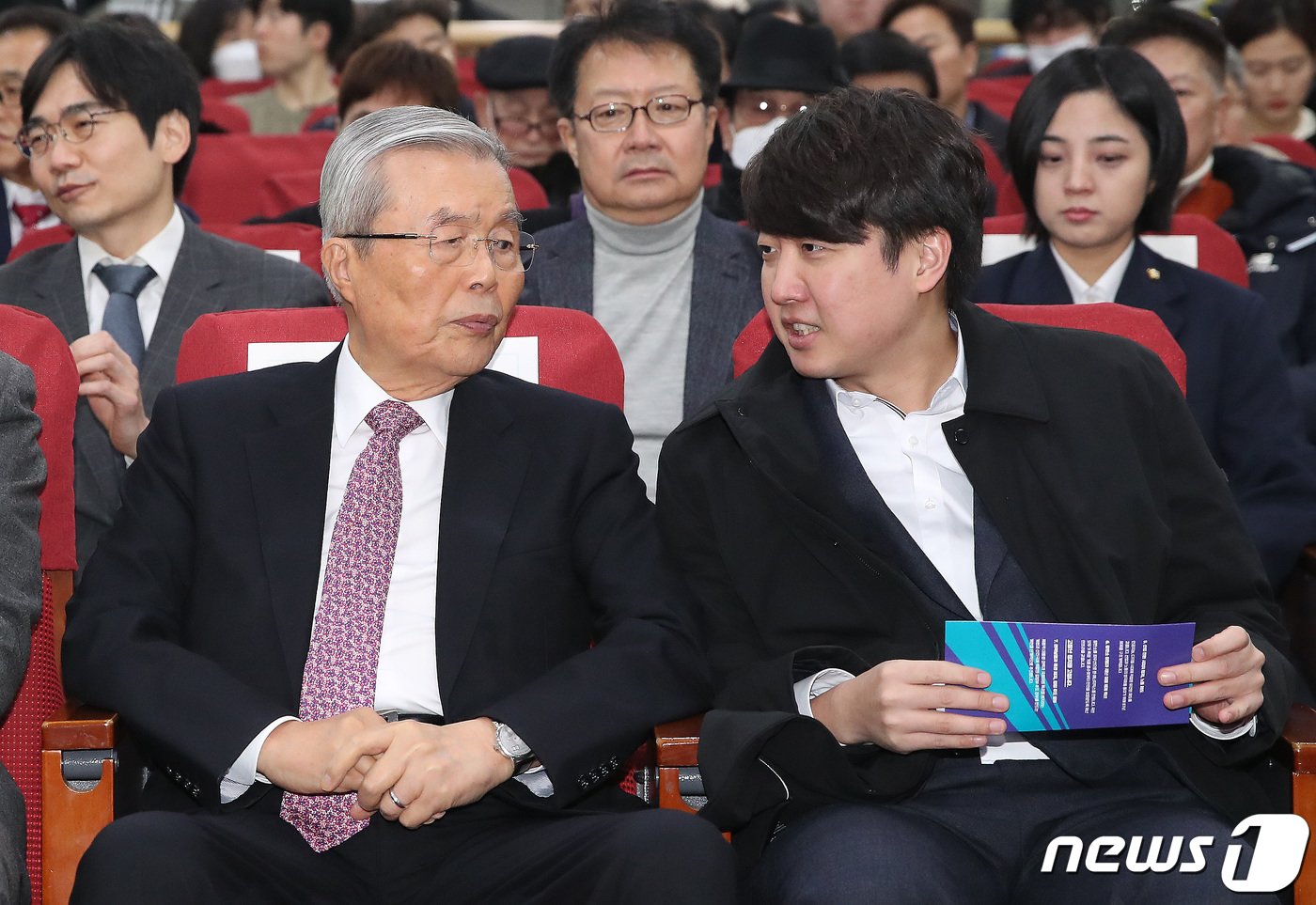 본문 이미지 - 이준석 전 국민의힘 대표와 김종인 전 비대위원장이 17일 오후 서울 여의도 국회 의원회관에서 열린 새로운선택-세번째권력 공동창당대회에서 대화를 나누고 있다. 2023.12.17./뉴스1 ⓒ News1 임세영 기자