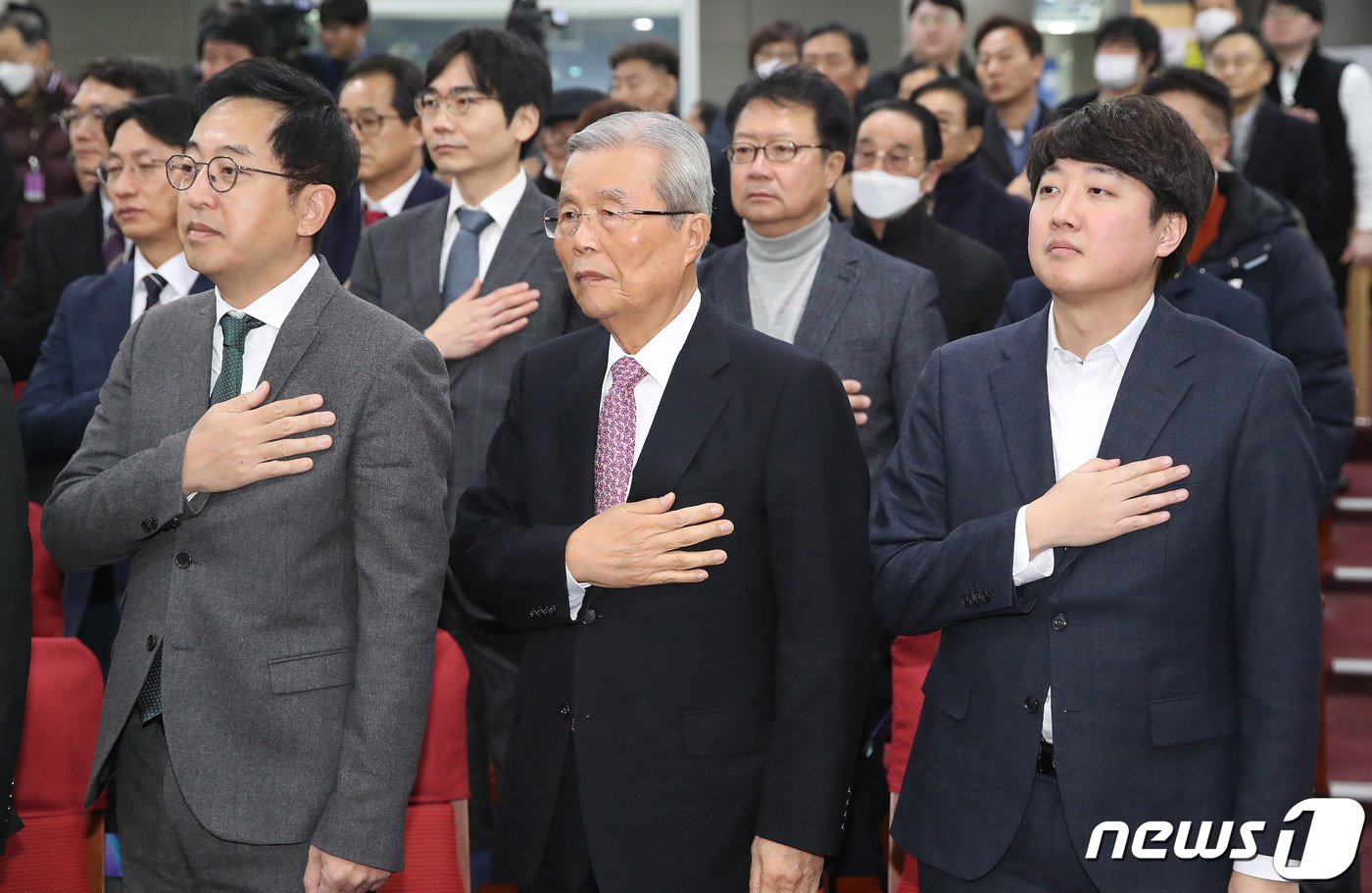 본문 이미지 - 금태섭 새로운선택 공동대표, 김종인 전 국민의힘 비대위원장, 이준석 전 대표가 17일 오후 서울 여의도 국회 의원회관에서 열린 새로운선택-세번째권력 공동창당대회에서 국민의례를 하고 있다. 2023.12.17./뉴스1 ⓒ News1 임세영 기자