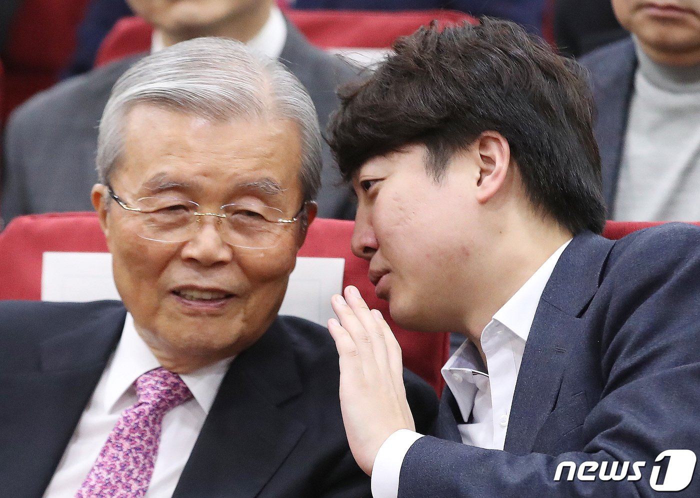 이준석 전 국민의힘 대표와 김종인 전 비대위원장이 17일 오후 서울 여의도 국회 의원회관에서 열린 새로운선택-세번째권력 공동창당대회에서 대화를 나누고 있다. 2023.12.17/뉴스1 ⓒ News1 임세영 기자