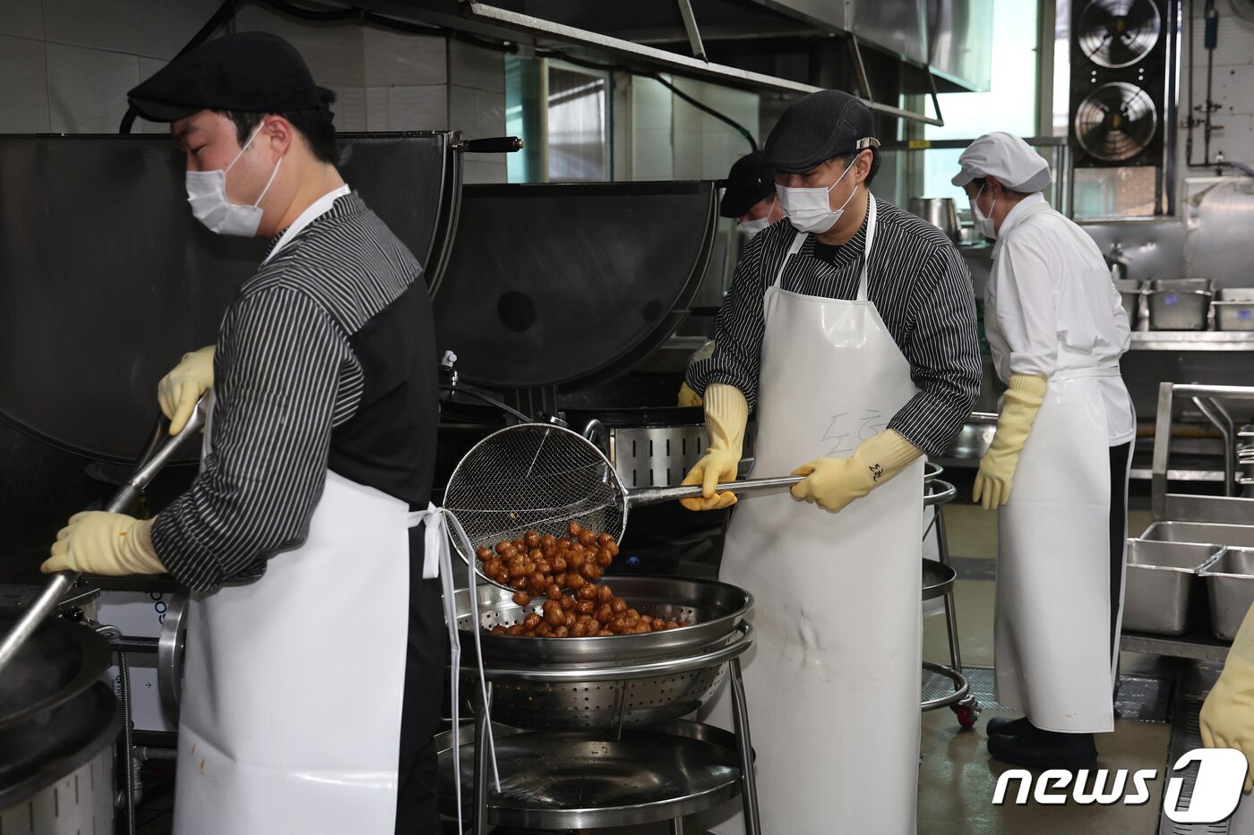 본문 이미지 - 육군훈련소 민간위탁 병영식당에서 민간 조리사들이 장병 음식을 조리하는 모습. (국방부 제공)(사진은 기사 내용과 무관함) 2023.12.17 ⓒ 뉴스1