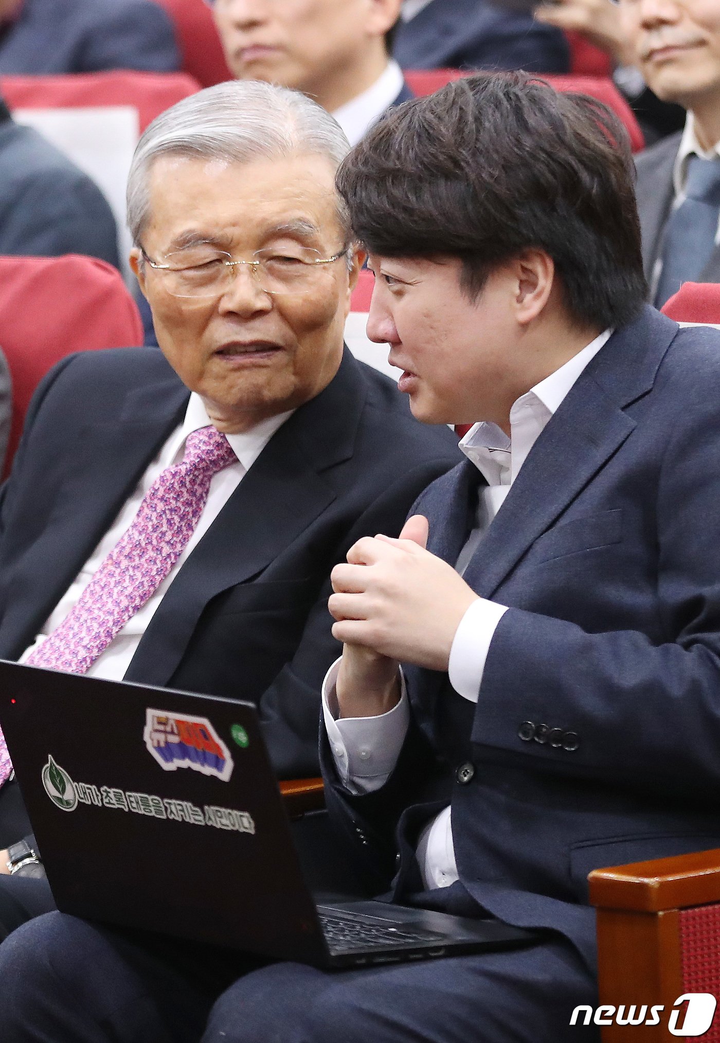 이준석 전 국민의힘 대표와 김종인 전 비대위원장이 17일 오후 서울 여의도 국회 의원회관에서 열린 새로운선택-세번째권력 공동창당대회에서 대화를 나누고 있다. 2023.12.17/뉴스1 ⓒ News1 임세영 기자