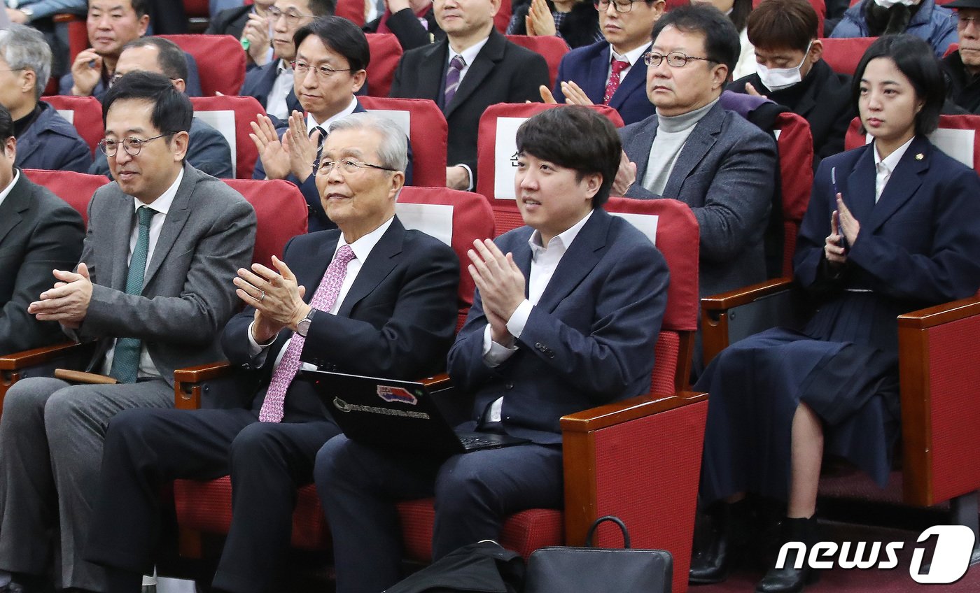 17일 서울 여의도 국회 의원회관에서 열린 새로운선택-세번째권력 공동창당대회에서 참석자들이 박수를 치고 있다. 앞줄 왼쪽부터 금태섭 새로운선택 공동대표, 김종인 전 국민의힘 비대위원장, 이준석 전 국민의힘 대표, 뒷줄 오른쪽 류호정 정의당 의원. 2023.12.17/뉴스1 ⓒ News1 임세영 기자